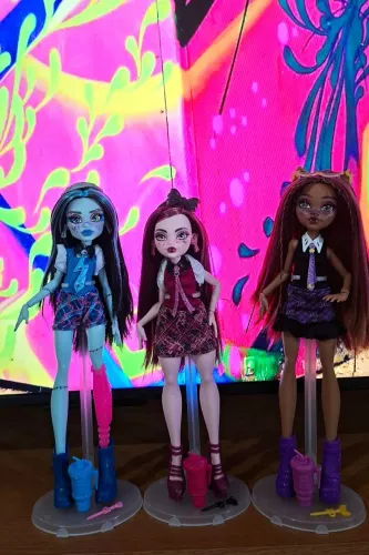 Kit 3 Bonecas Monster High novas + acompanha acessórios e suportes