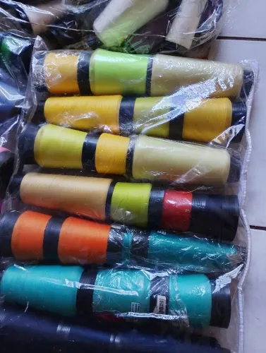 Cones com linhas para costura reta.