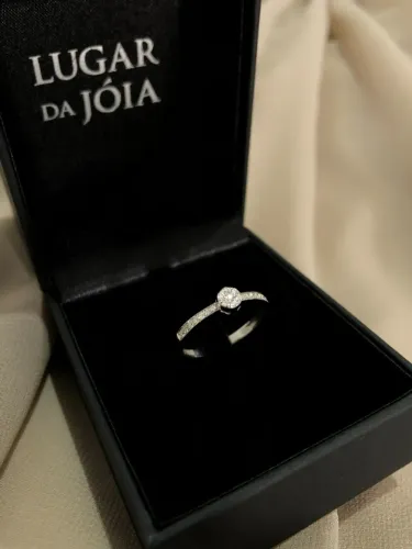 Aliança/Anel solitário em ouro branco 19,2kt com 21 diamantes comprado em Portugal
