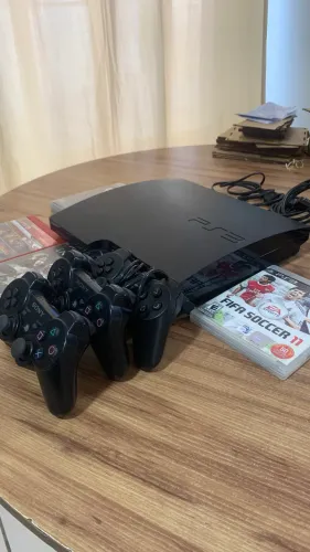 PS3 com controles e jogos 