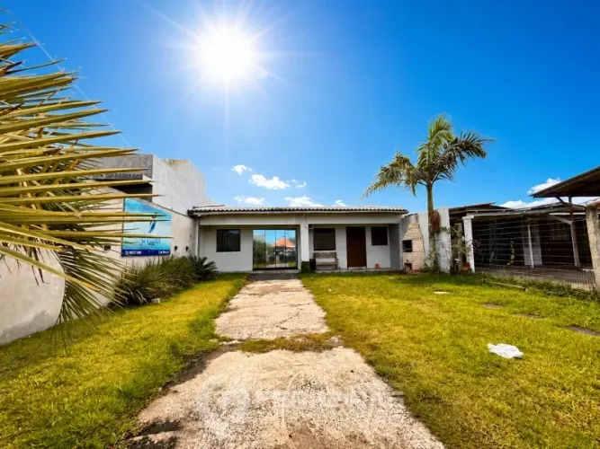 Casa 2 dormitórios com pátio Frente e fundos.