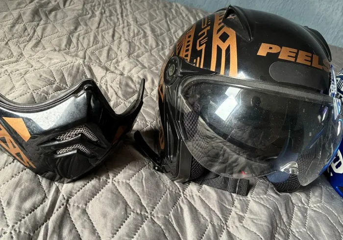 VENDE-SE DOIS CAPACETES 