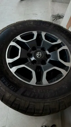 Kit Pneu 265/65/17 Michelin + Roda 17 Hilux
