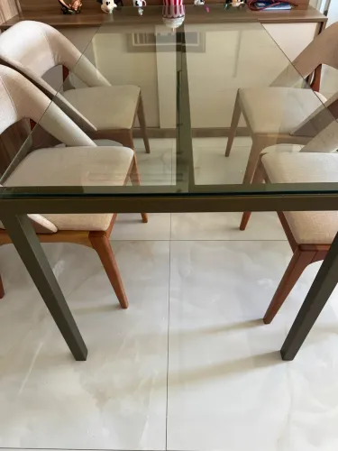 Somente a Mesa de metalon com vidro de sobrepor no armário, só tem 2 pés