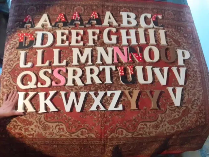 Kit de 47 letras para decoração de festa, algumas ja pintadas