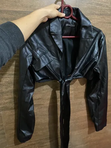Jaqueta Cropped com amarração na cintura em couro sintético nova