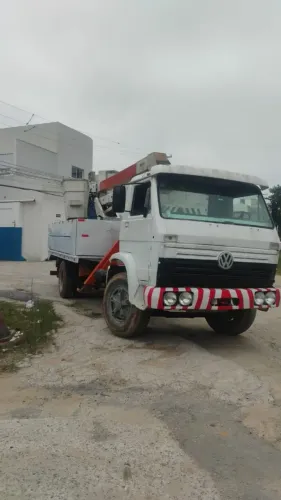 Caminhão Volkswagen cesto aéreo