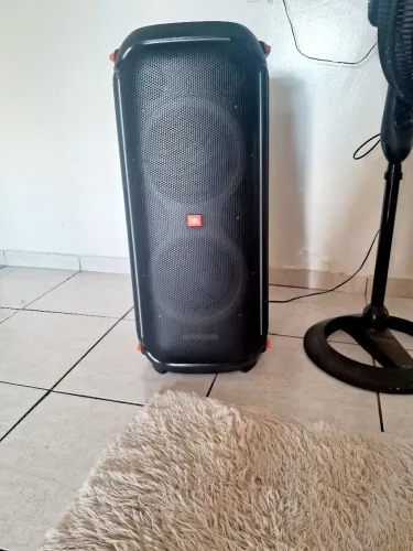 Caixa d2 som da JBL 710