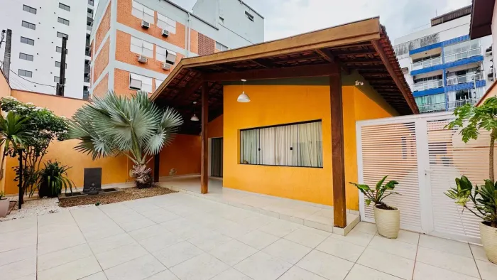 Casa a Venda na Enseada no Guarujá | QVista Inteligência Imobiliária Guarujá