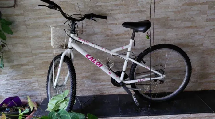 Bicicleta Caloi Semi nova, pouco usada com cestinha e porta garrafa