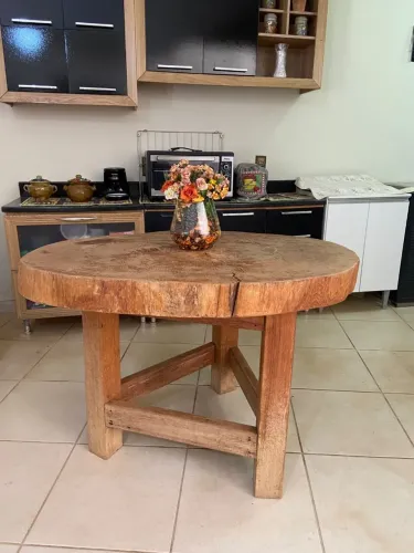 Mesa rústica de madeira maciça - tampo de tronco natural