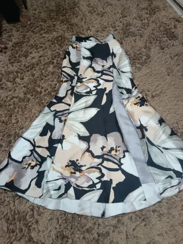 Vendo essa saia maravilhosa de grife vesti do 38 ao 40 150 reais pra hoje 