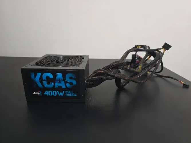 Fonte AeroCool KCAS 400W (80 Plus / PFC Ativo) - Completa com Cabo