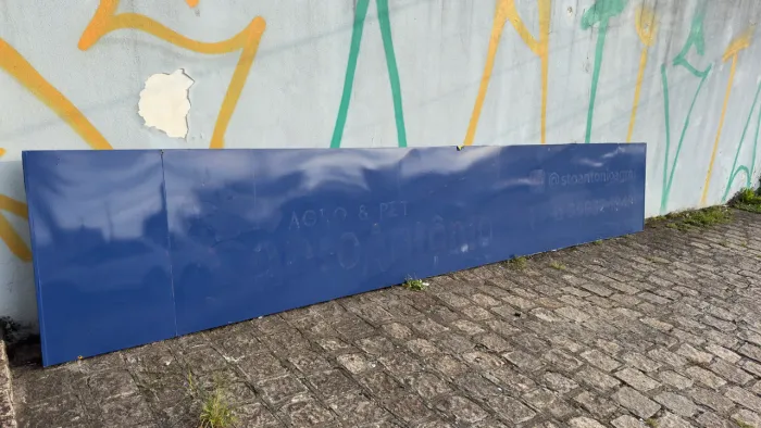 Placa em ACM com estrutura