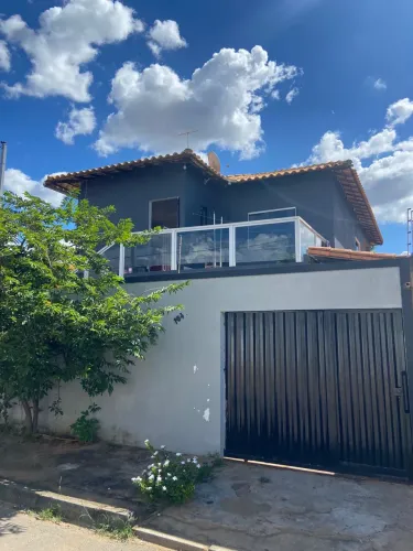 Vende-se sobrado composto por duas casas 