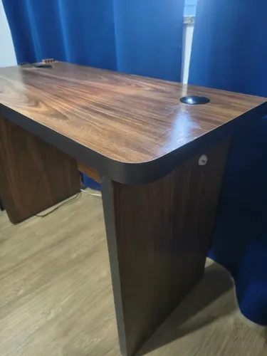 Mesa de Escritório / Escrivaninha 101x46cm Amadeirada com Passa-Fios e Régua Embutida