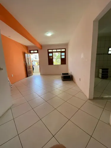ESPAÇOSO APARTAMENTO NO SAVOIA DISPONÍVEL PARA ALUGUEL.