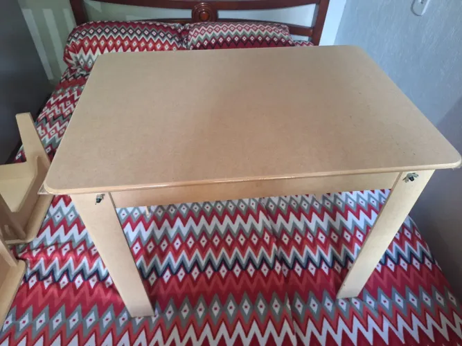 Mesa e cadeiras infantil semi novas