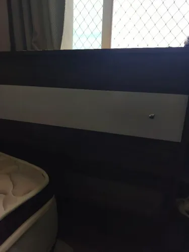 Cabeceira de cama com baú