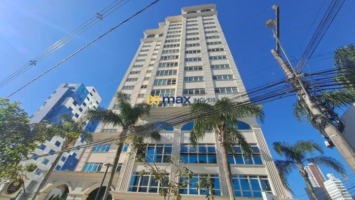 Excelente sala comercial à venda no bairro Centro em Itajaí