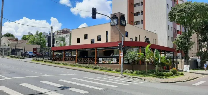 Contrata-se Auxiliar de Limpeza com experiência mínima de um ano.