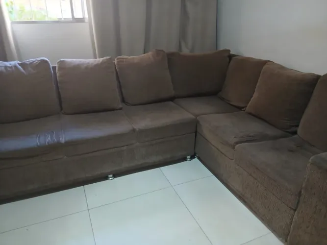 Vende-se sofá usado, porém em ótimo estado de conservação.