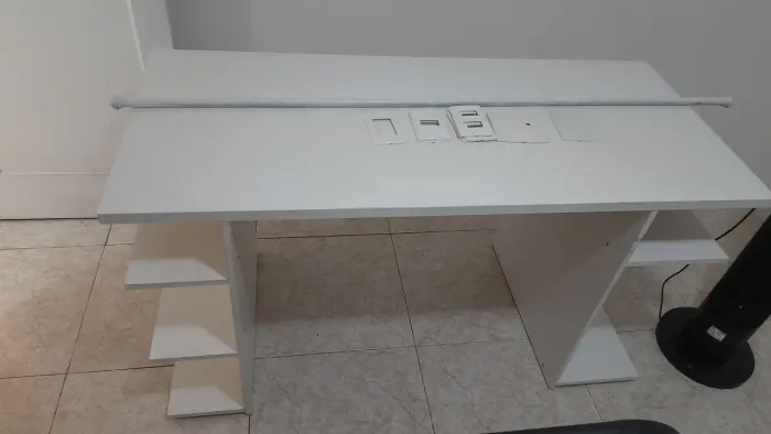 Escrivaninha com espaço para desktop