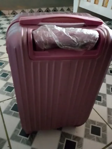 Vende-se mala de viagem,nova usada uma vez por 400 reais.