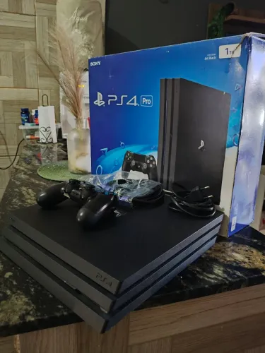 PlayStation 4 pro 500 GB na caixa