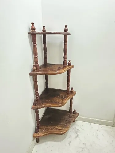 Prateleira de canto indiano