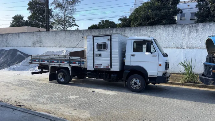 Caminhão Volkswagen 8-160 delivery no chassi