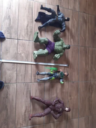 Bonecos, flash,hulk,Max stell e Batman