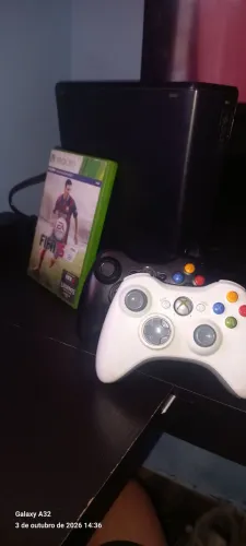 XBOX 360 2 CONTROLES MAIS JOGOS funciona perfeitamente, carcaça um pouco danificada