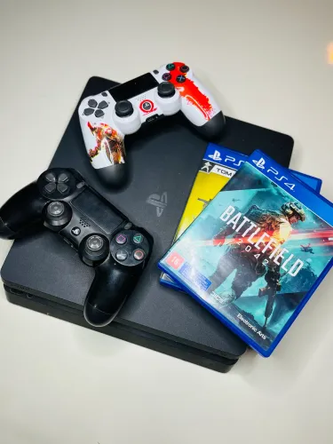 PS4 SLIM + 2 CONTROLES + 2 JOGOS