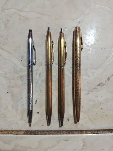 4 canetas 3 douradas 1 pratiada R$150 as três