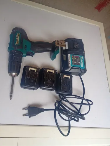 Vendo uma parafusadeira Makita 12 V