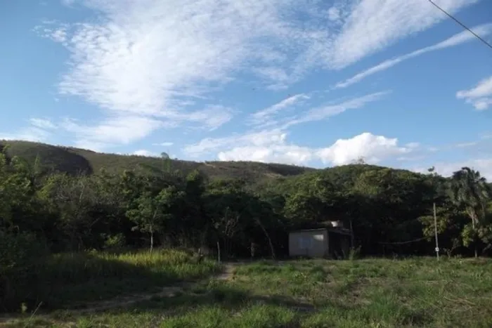 Chácara 9.500m² com um barracão, muita água, terra boa/Jaboticatubas, temos varias opções.