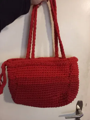 Bolsa vermelha trançada