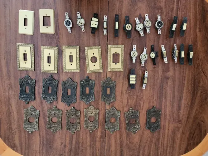 Lote espelho e tomada antiguo  plástico