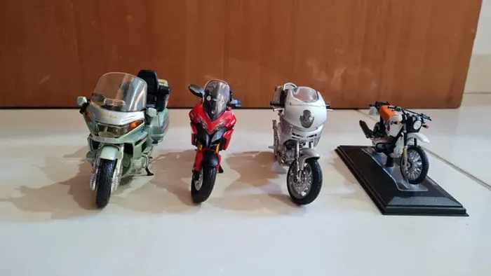 Coleção miniatura moto 1/18 modelos bem raros 