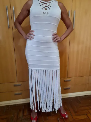 Vendo vestido de tricô branco, com franjas do joelho pra baixo, tamanho único