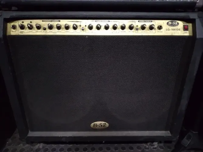 Amplificador B52 LG Solid State Guitarra