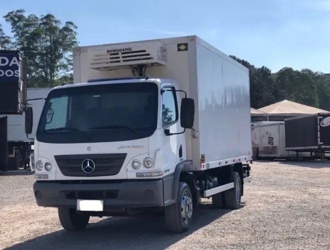 Mercedes benz accelo 1016 com baú 