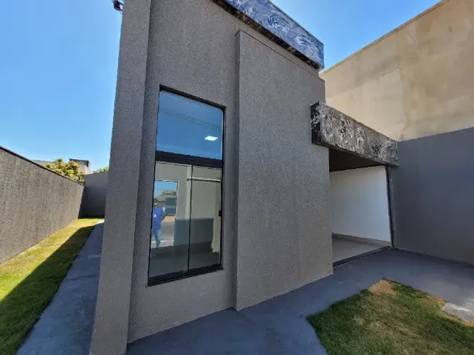 Casa em Anápolis com 3 Quartos, 1 Suíte, Sala com Pé direito Duplo na Avenida Principal.