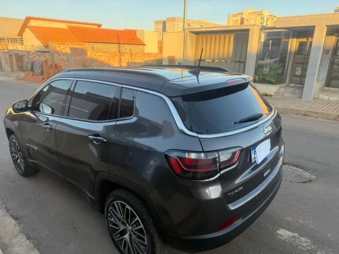 Vendo compass super novo.