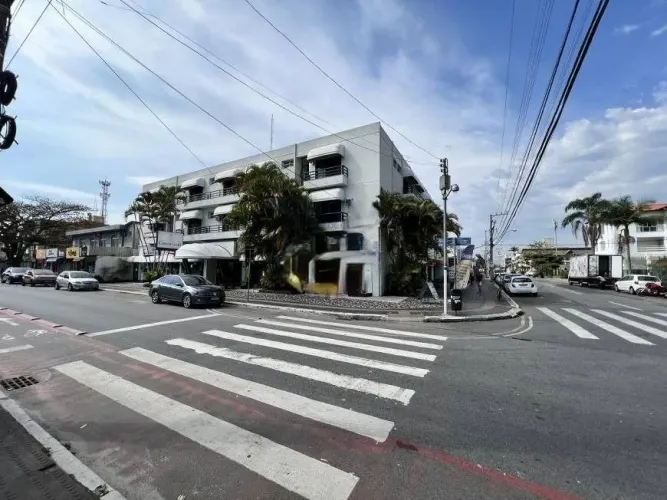 Hotel com 1953m²- À venda na Praia de Canasvieiras.