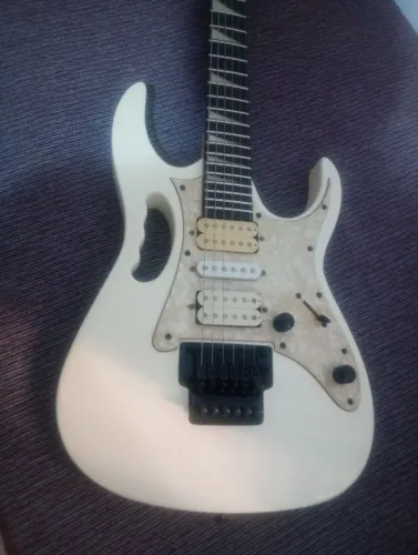 Guitarra com Floyd rose Bill modelo jem aceito pedais