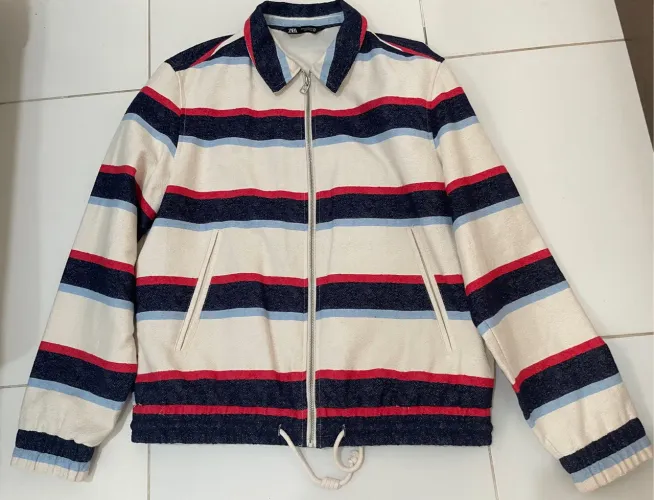 Jaqueta Listrada ZARA - Estilo e Conforto