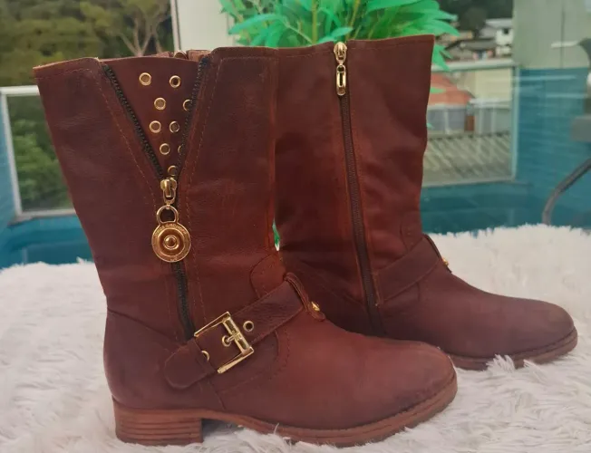 LIQUIDAÇÃO Bota de couro marrom com detalhes dourados