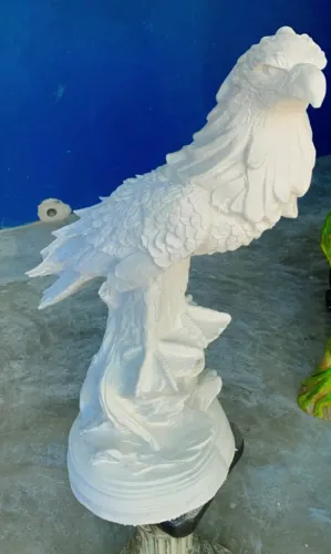 Escultura de Águia em Gesso